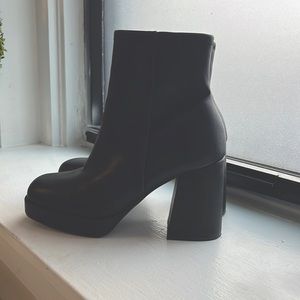 Steve Madden leather booties size 8 M black heeled